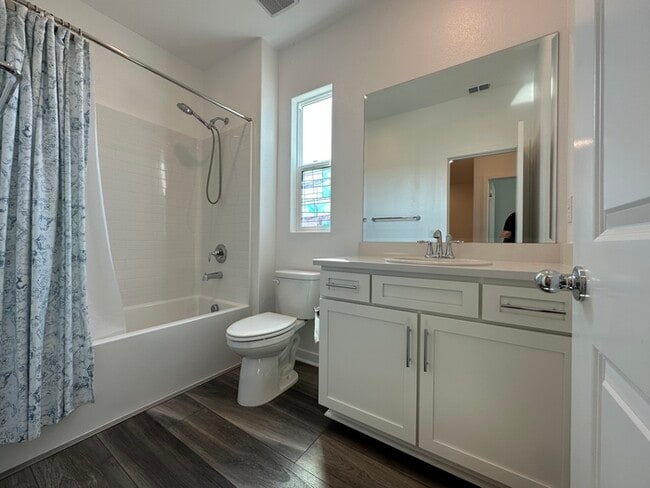 Building Photo - Gorgeous 3 Bedroom 2.5 Bathrooms