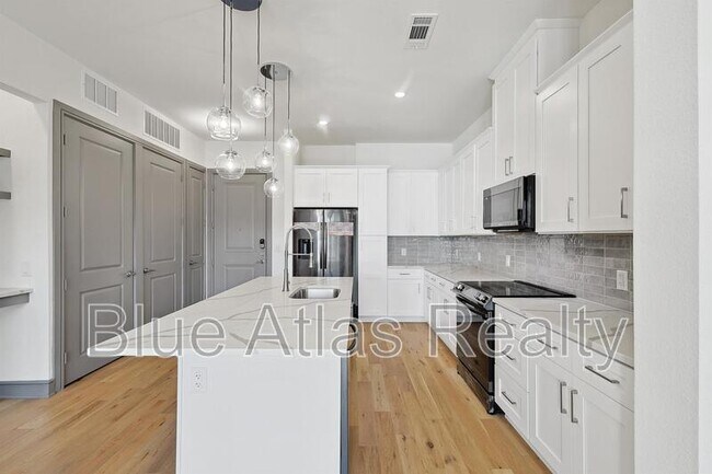 Building Photo - 2700 Old Denton Rd