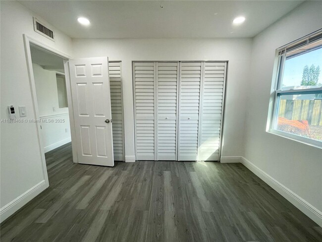Building Photo - 7915 NW 73rd Ave