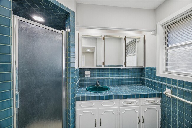 Building Photo - 1703 Raintree Dr