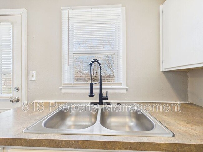 Building Photo - 721 N Rogers St