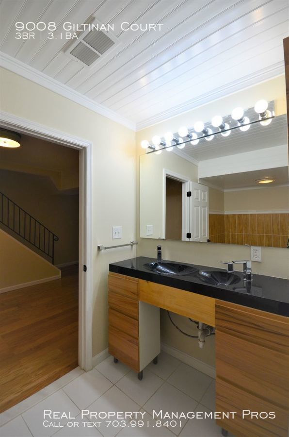 Building Photo - Charming End Unit by Huntsman Lake!