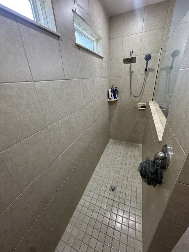 Building Photo - 4-bedroom, 2-bathroom