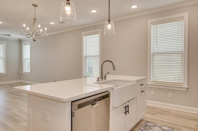 Building Photo - 596 Vinings Dr