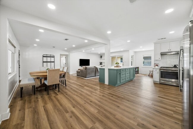 Building Photo - 5311 Hialeah Dr