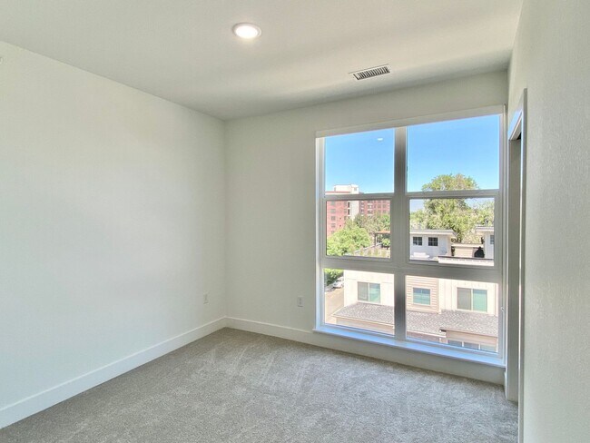 Building Photo - 3500 S Corona St