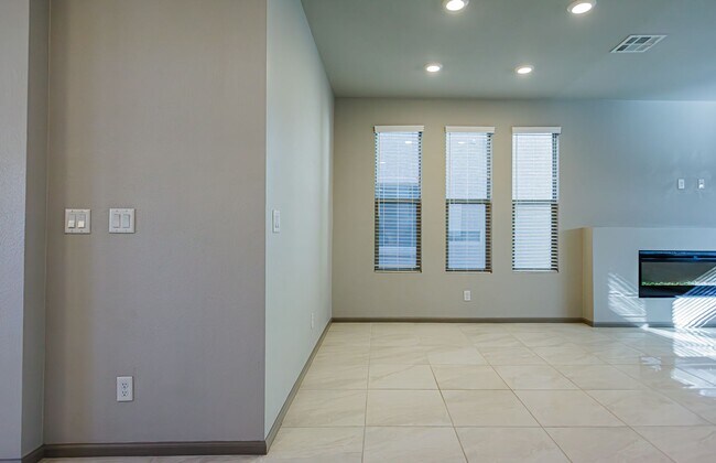 Building Photo - Rooftop Balcony