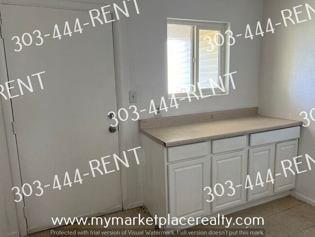 Building Photo - Quaint 3 Bedroom in Denver!
