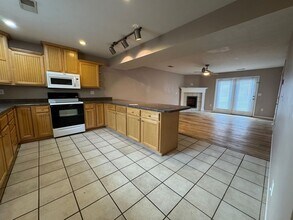 Building Photo - Spacious 2 bedroom 1.5 bath townhouse for ...