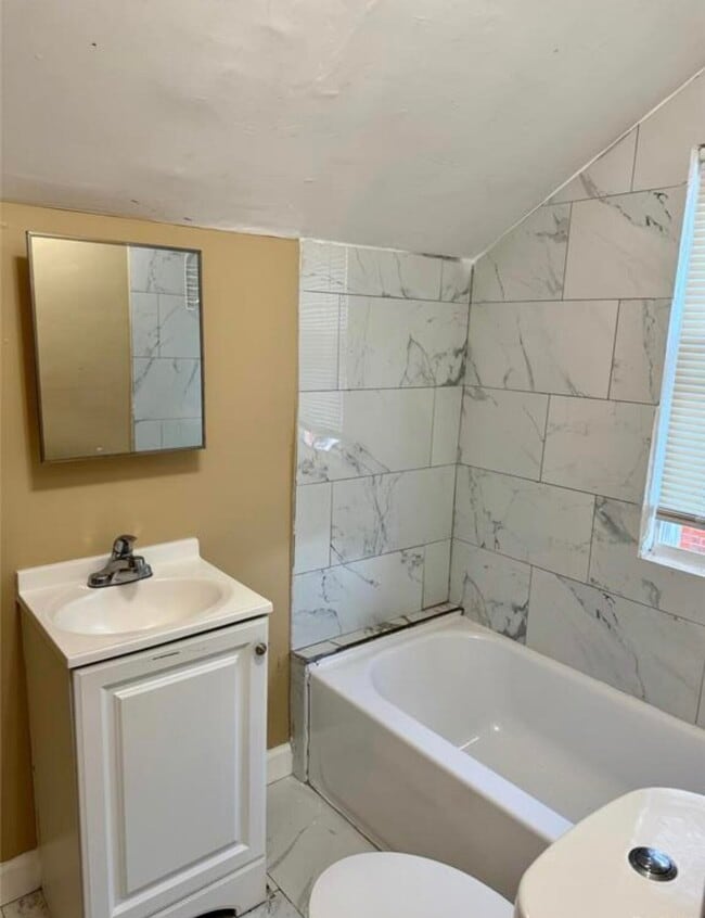 Building Photo - 18488 Fairport St