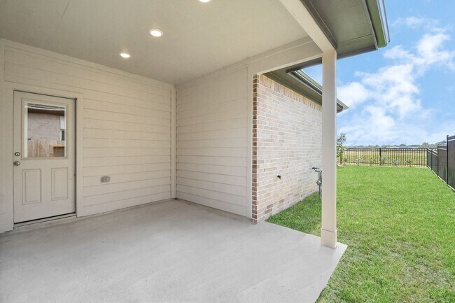 Building Photo - 21042 Shore Oak Dr
