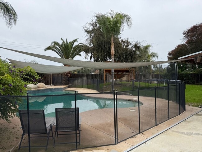 Building Photo - Spacious North Bakersfield Home with pool!