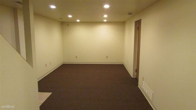 Building Photo - 3 br, 1 bath Duplex - Wilson 4261