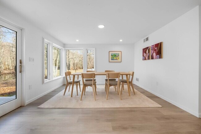 Building Photo - 561 Beechwood St