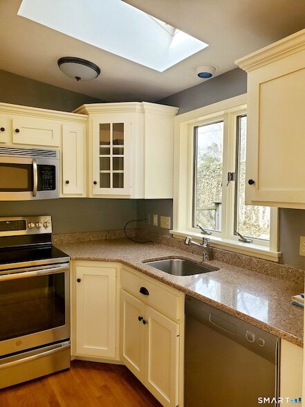 Building Photo - 25 Oakview Cir
