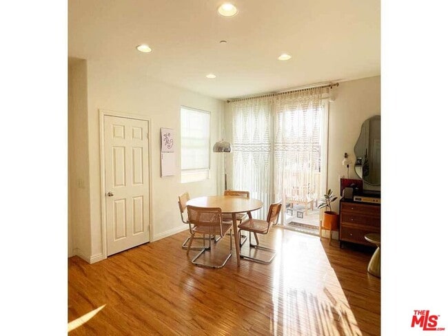 Building Photo - 10533 Maple Ln