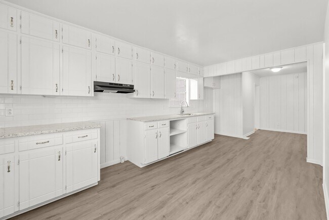 Building Photo - 1820 33rd St Ensley