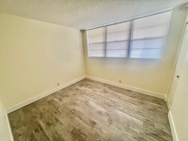 Building Photo - 1831 Sabal Palm Dr