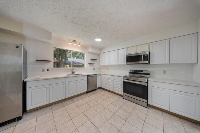 Building Photo - 15738 Tammany Ln