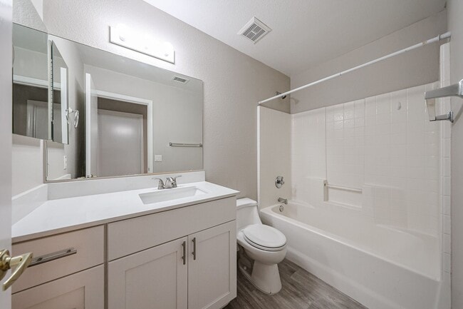 Building Photo - Welcome to this Charming 3 BEDROOM , 2 BAT...