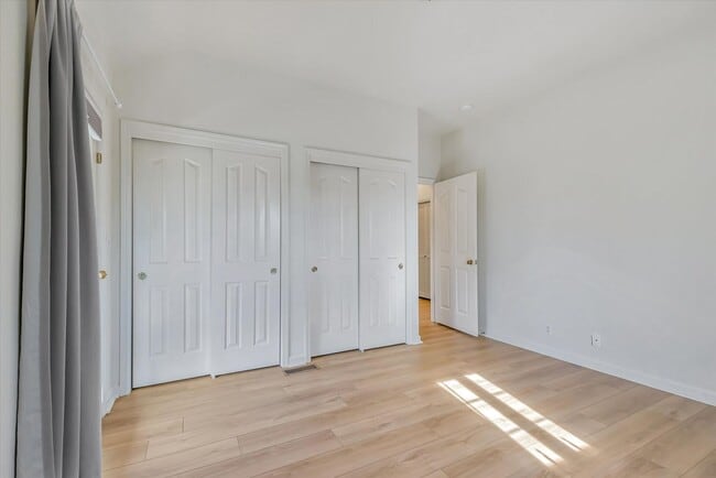 Building Photo - Spacious Townhome in Palo Alto