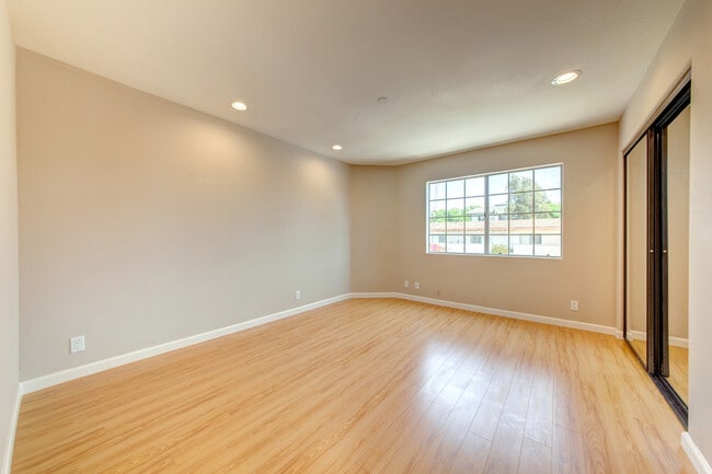 Building Photo - 604 W Wilson Ave