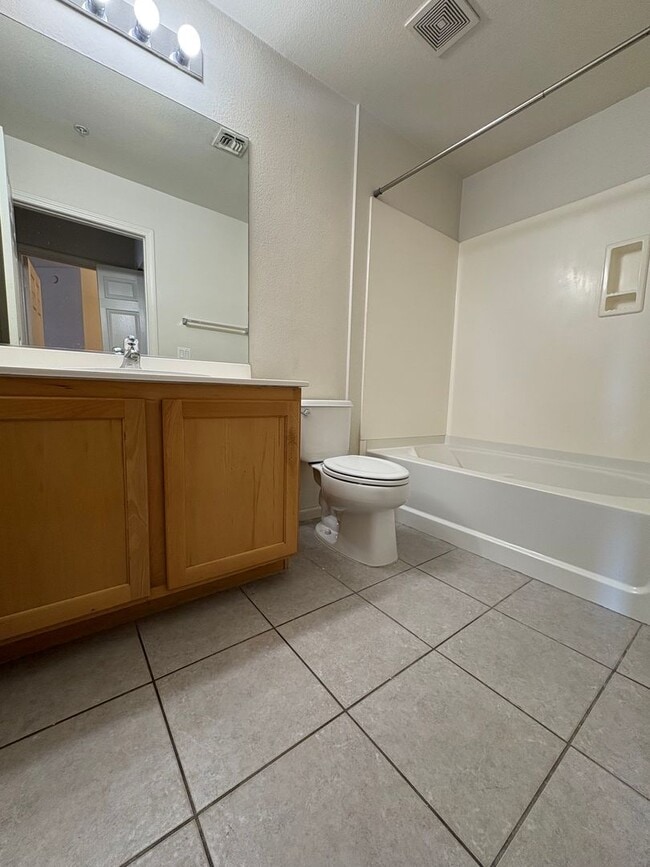 Building Photo - Amazing unfurnished 2 bedroom condo at Par...