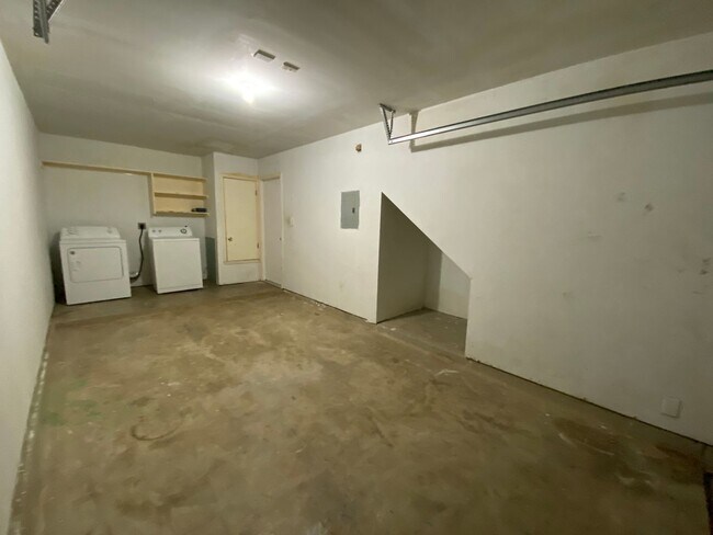 Building Photo - Newly Remodeled!