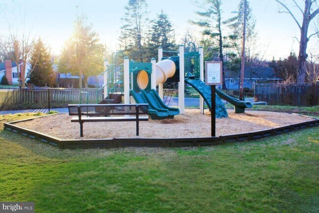 Building Photo - 21 Elm Rd