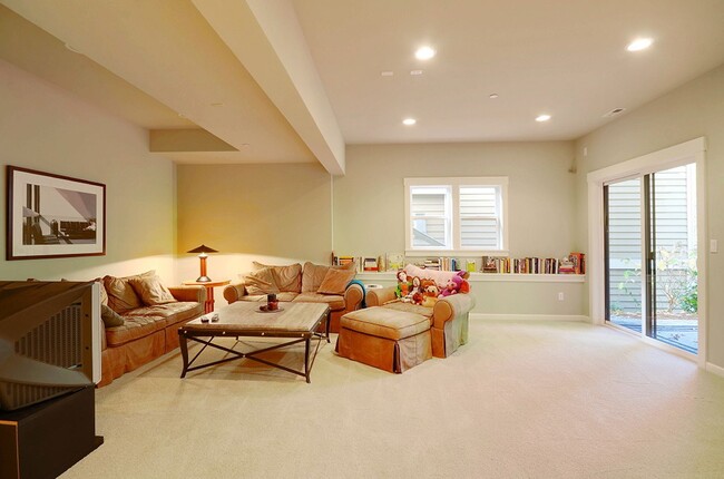 Building Photo - Stunning 5 bedroom Kirkland Home