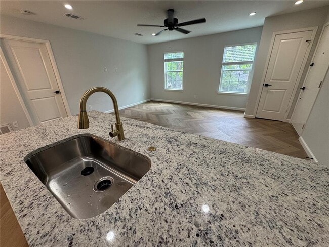 Building Photo - 1604 W 40th St