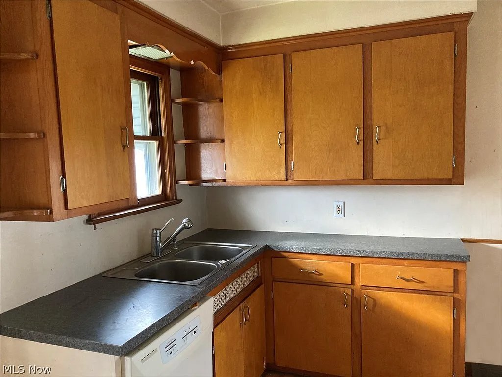 Building Photo - 364 E 330th St