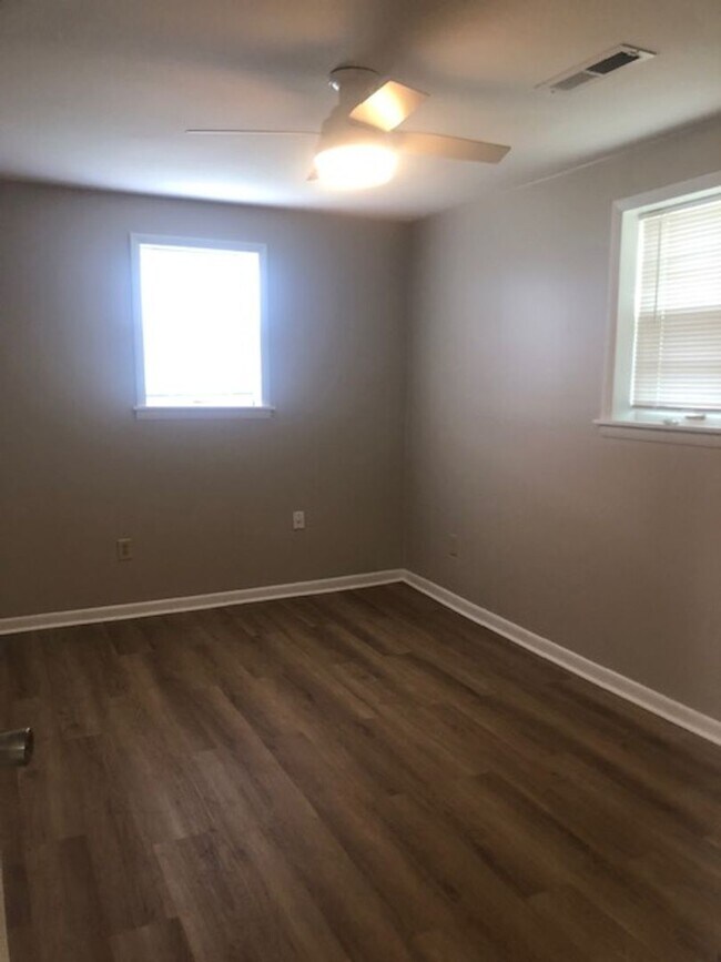 Building Photo - 3-bedroom 1 bath brick home $1395