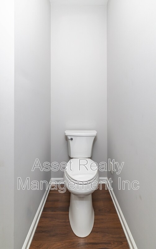 Building Photo - 619 Midlake Dr NE
