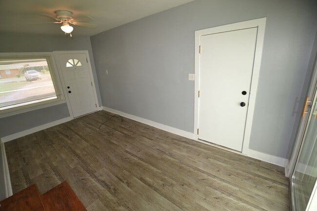 Building Photo - Updated, 3 bedroom, 2 bath home on treed l...