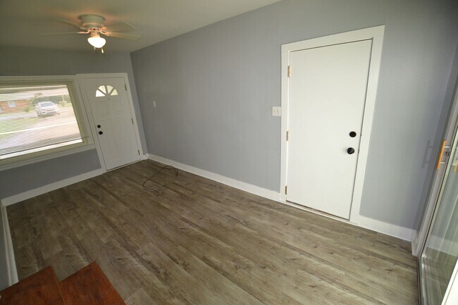 Building Photo - Updated, 3 bedroom, 2 bath home on treed lot in coveted Brownsfield Community