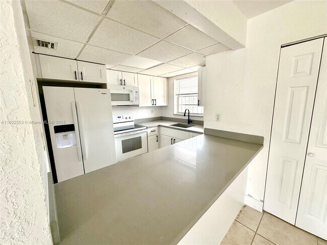 Building Photo - 8889 Fontainebleau Blvd