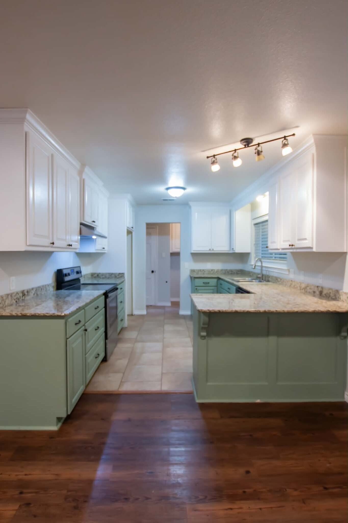 Building Photo - 2110 Inwood Cir