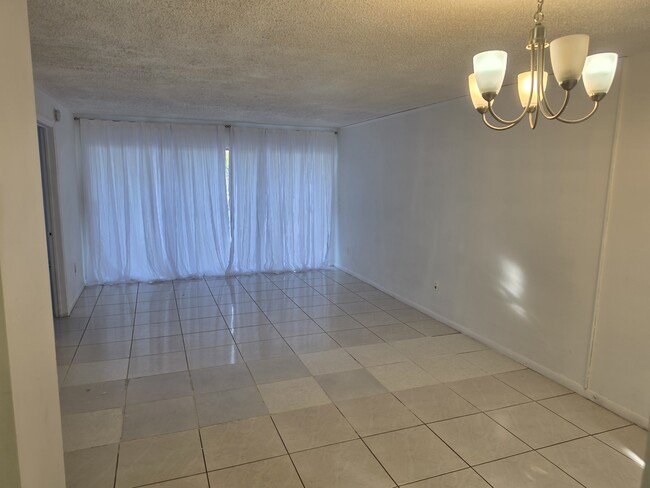 Building Photo - 661 N University Dr