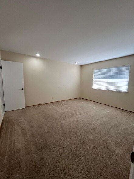 Building Photo - 5495 Taft Dr