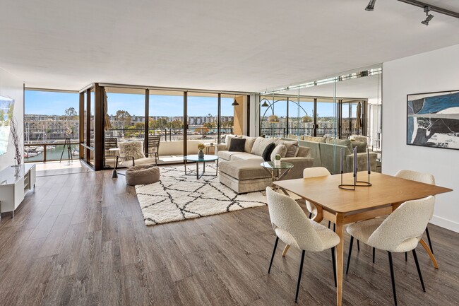 Building Photo - 4267 Marina City Dr