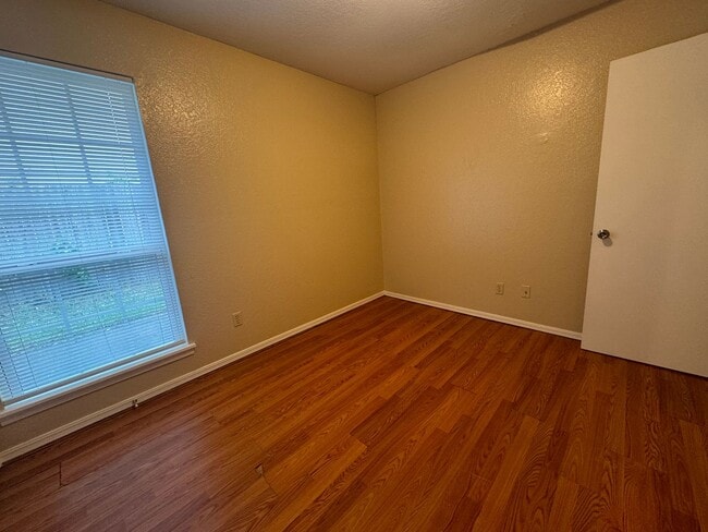 Building Photo - Gorgeous 3 Bedroom 2 bathroom duplex In Br...