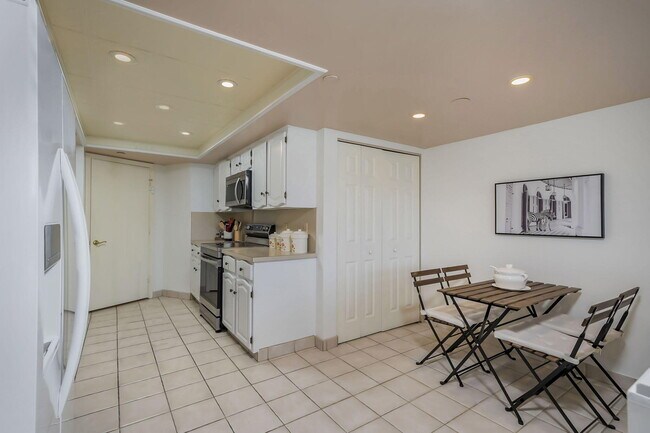 Building Photo - 4301 N Ocean Blvd