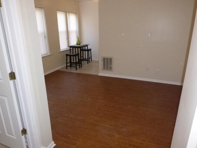 Building Photo - 0 bedroom in Chicago IL 60612