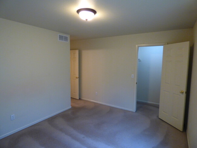 Building Photo - Charming 2 Bed/2.5 Bath Townhome in SW For...