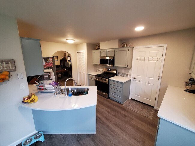 Building Photo - ***PENDING APPLICATION***Beautiful 3 Bedroom Home with Massive Garage and Bonus Room