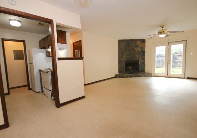 Building Photo - Spacious 2 Bedroom Rental Near Mobile Hwy ...