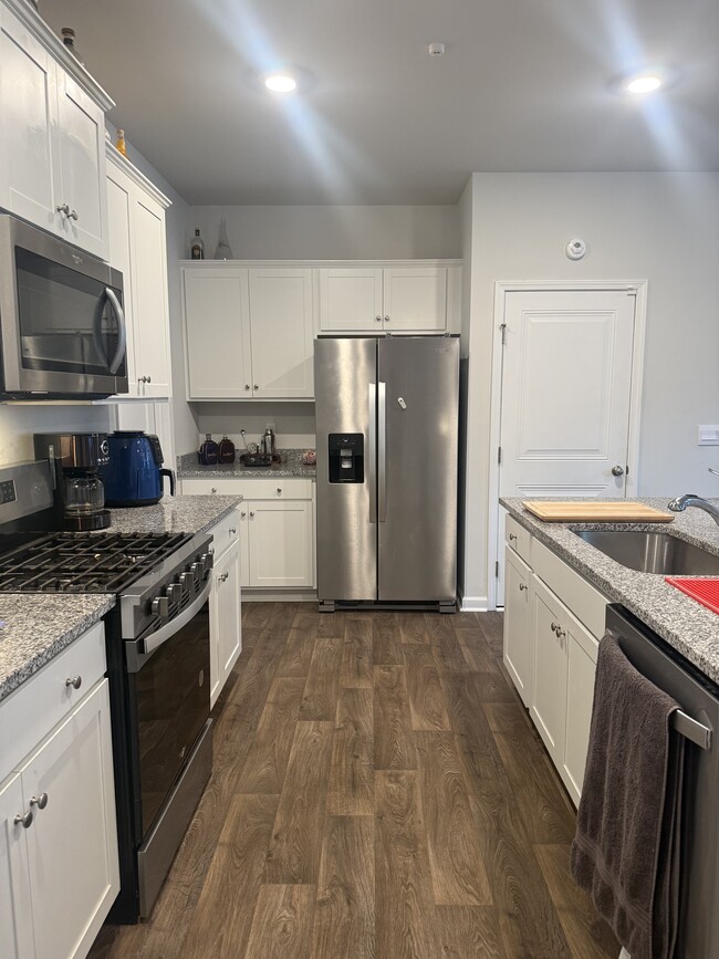 Building Photo - 257 Watersglen Dr