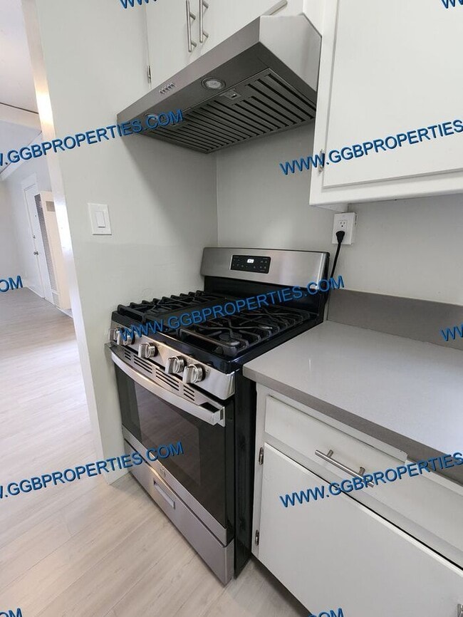 Building Photo - ** Self Guided Tour **Belmont Shores Updat...