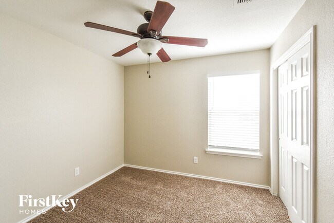 Building Photo - 10227 Maple Ranch